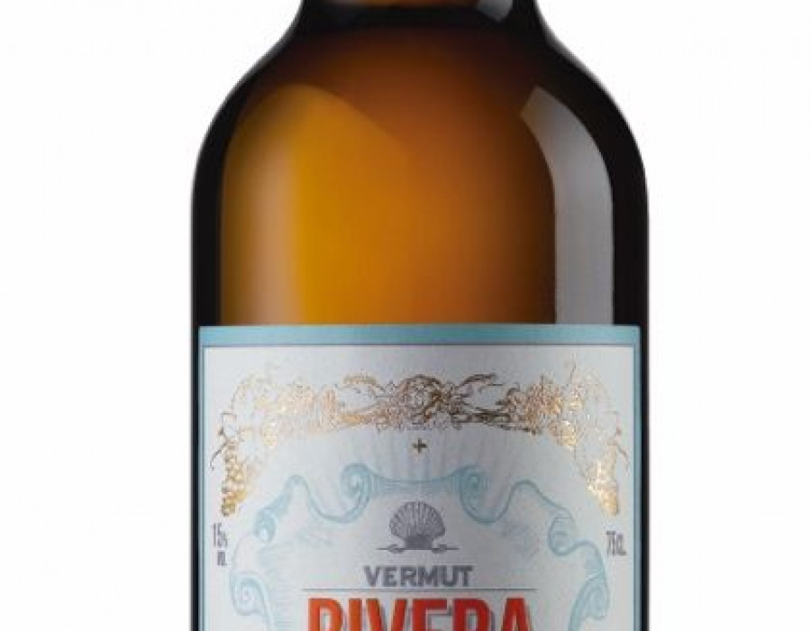 El nuevo Vermut Rivera Blanco se caracteriza por tener un color amarillo pálido y un aspecto brillante, así como un aroma a lúpulo acompañado de matices herbacéos, vegetales y notas terrosas.