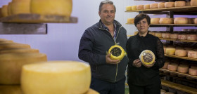Carrefour comercializa en todos sus centros de la zona 1.200 piezas de “Torta de Barros”, un producto elaborado por la extremeña Quesería Tierra de Barros.
