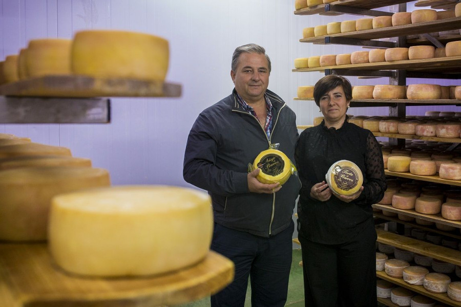 Carrefour comercializa en todos sus centros de la zona 1.200 piezas de “Torta de Barros”, un producto elaborado por la extremeña Quesería Tierra de Barros.