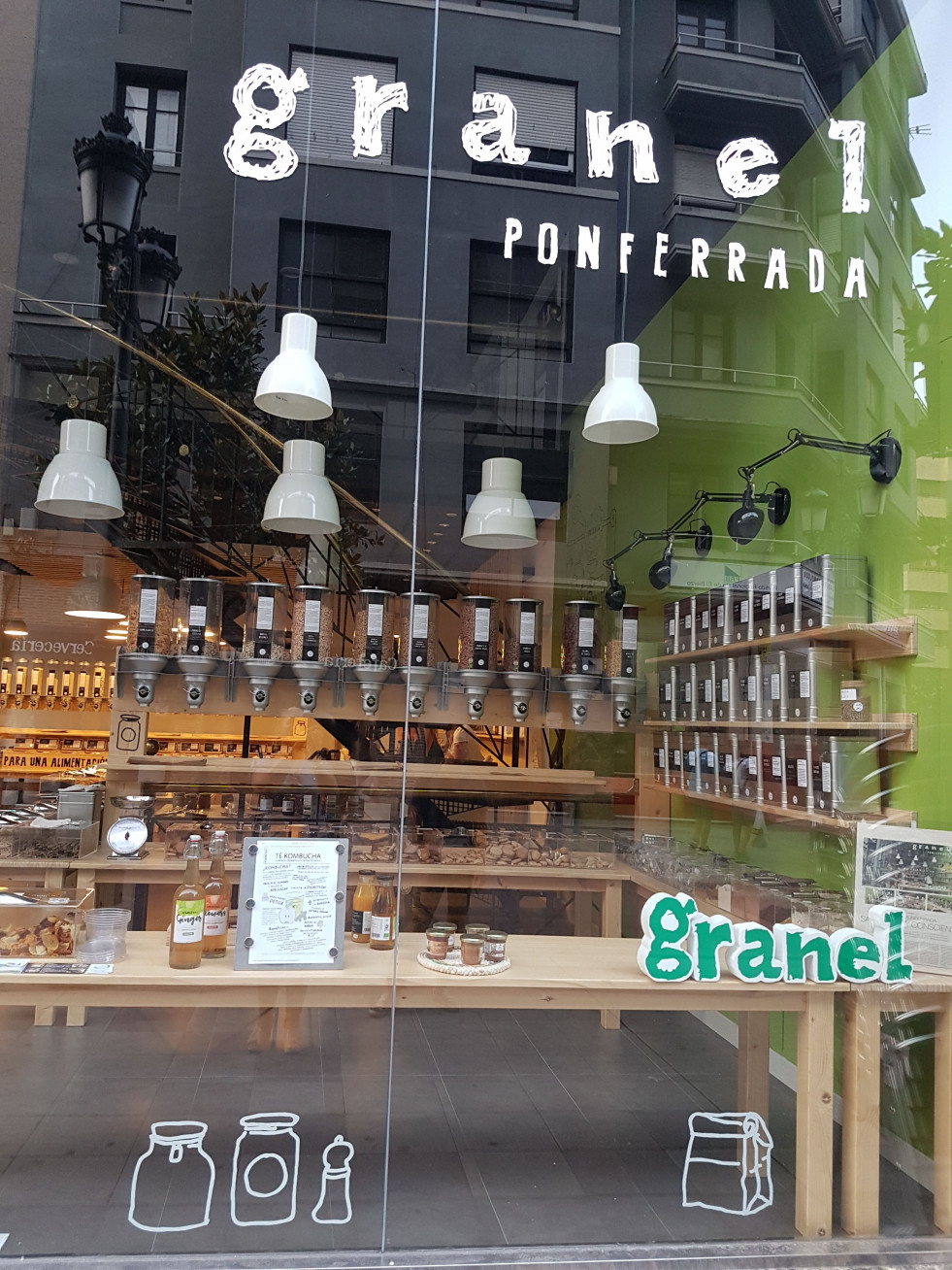 A la experiencia, asesoramiento cercano y atención personalizada del pequeño comercio, se le suma ahora, en esta crisis sanitaria de la Covid-19, la seguridad.