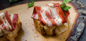 Divina Teresa irrumpe en el sector con productos innovadores, como el primer bacon vegetal formulado en España.