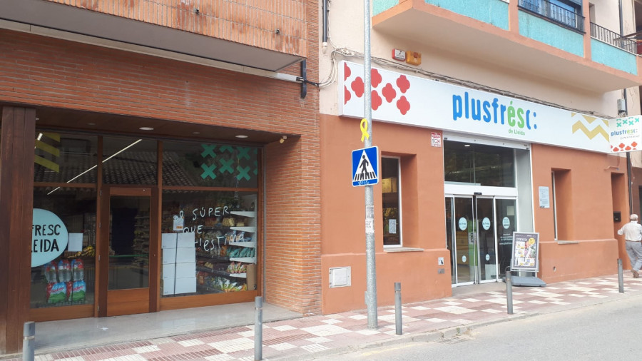 El nuevo local cuenta ahora con 175 metros cuadrados más de superficie de venta, 458 en total, e incorpora la nueva imagen de Plusfresc bajo el lema 