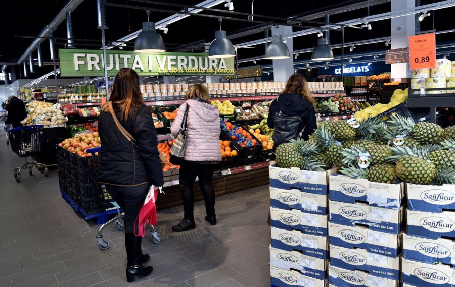 A siete de cada diez ciudadanos consultados les preocupa el riesgo de contagio en el supermercado, especialmente por cruzarse con otras personas, en concreto al 37%, o por no saber cómo han sido mani