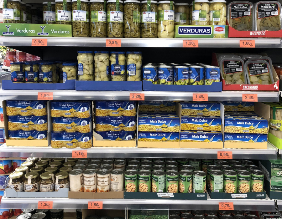 Maíz dulce y guisantes en conserva en el lineal de Mercadona.