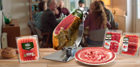 El Pozo alimentación acaba de lanzar al mercado su nuevo corte a lascas, como cortado a mano, de jamón y paleta Legado Ibérico.