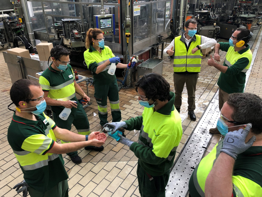 Empleados de la Fábrica Heineken de Madrid aplicando protocolos de higiene y seguridad.