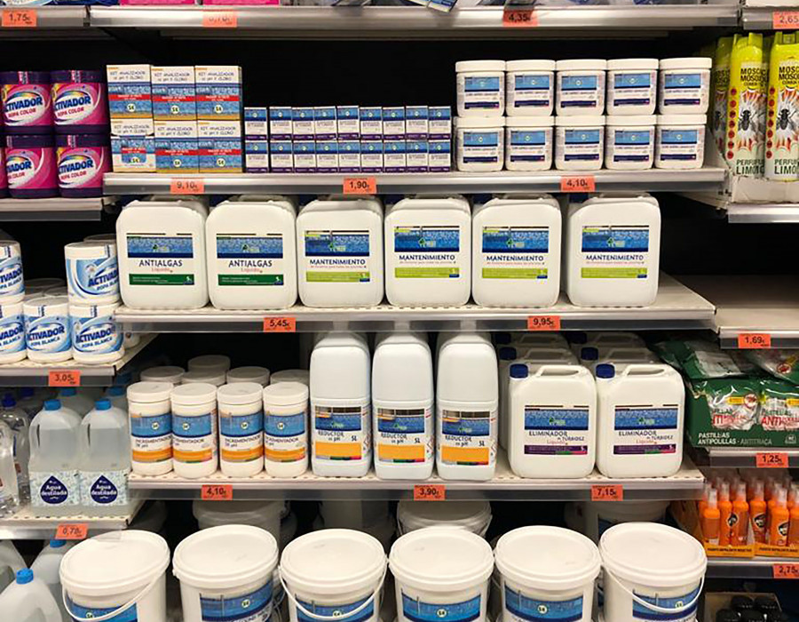 Lineal de productos para tratar el agua de las piscinas disponible en 760 tiendas de Mercadona.