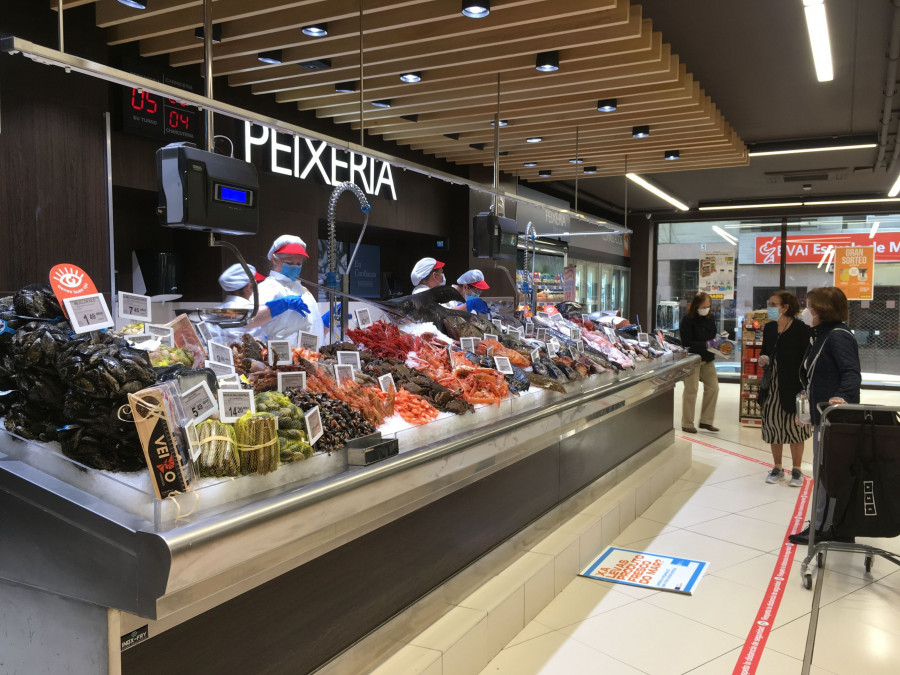 Pescadería del supermercado Gadis situado en la calle Costa Rica 4 y Orquesta Sinfónica 3-5 en A Coruña.