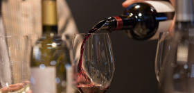Según los datos de consumo en el hogar, los españoles han comprado en abril hasta un 73,4% más de vinos y derivados que en el mismo período de 2019, y lo han hecho principalmente por Internet, inc