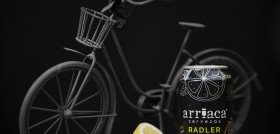 Surge de la unión de su cerveza artesana Arriaca Rubia y limonada de zumo de limón.