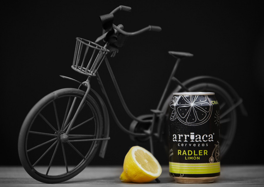 Surge de la unión de su cerveza artesana Arriaca Rubia y limonada de zumo de limón.