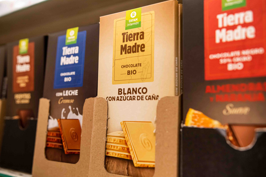 Alcampo ofrece un amplio surtido de productos Tierra Madre de Oxfam Intermon, como chocolates, azúcar, café, arroz, panela o té, a los que se suman turrones y snacks bio de arroz negro y rojo.