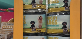 Estas bolsas se utilizan para recoger los residuos de los perros cuando se les da un paseo, y se caracterizan por tener asas para una mayor manejabilidad, un perfume agradable y un grosor que evita ro