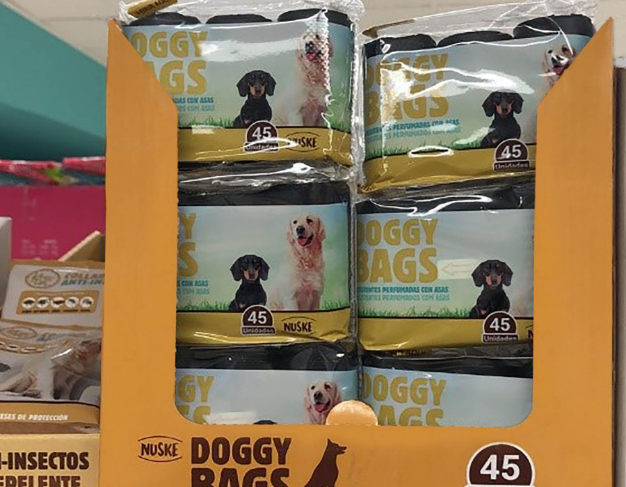 Estas bolsas se utilizan para recoger los residuos de los perros cuando se les da un paseo, y se caracterizan por tener asas para una mayor manejabilidad, un perfume agradable y un grosor que evita ro