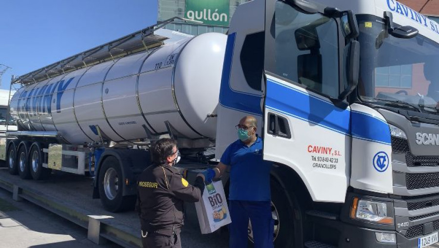 Gullón se ha volcado con el gremio de los transportistas a través de la donación de 3.000 paquetes especiales compuestos por bidones de agua, galletas y chalecos reflectantes.