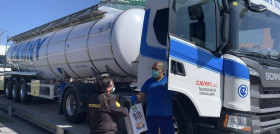 Gullón se ha volcado con el gremio de los transportistas a través de la donación de 3.000 paquetes especiales compuestos por bidones de agua, galletas y chalecos reflectantes.