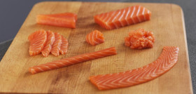 El mayor aumento lo ha registrado el salmón congelado en filetes, que ha pasado de 586 toneladas, entre enero y abril de 2019, a 947 toneladas en el mismo periodo de este año, lo que supone un incre