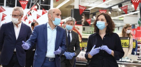 Isabel Díaz Ayuso junto a Rami Baitiéh, director ejecutivo de Carrefour España.