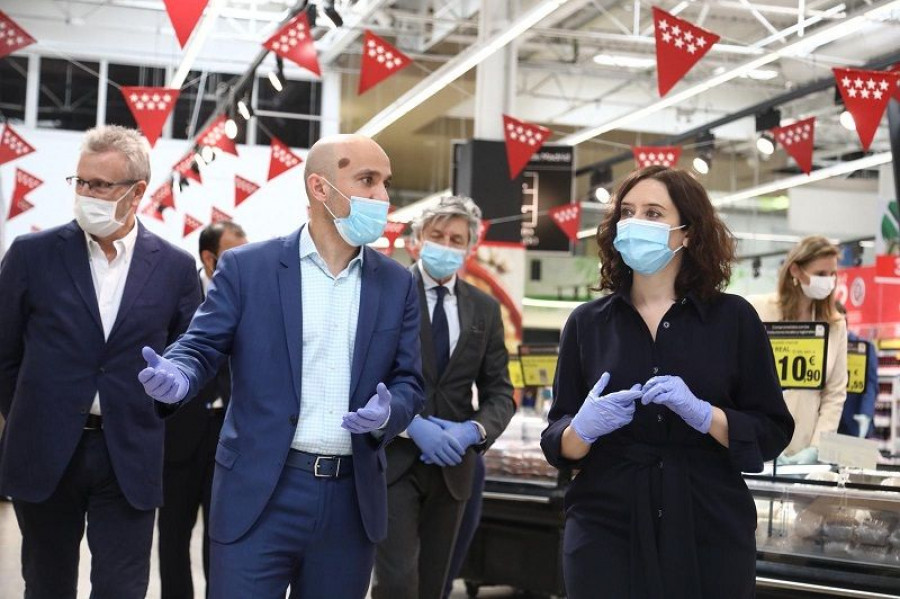 Isabel Díaz Ayuso junto a Rami Baitiéh, director ejecutivo de Carrefour España.
