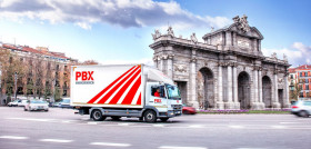 En la comunidad de Madrid, la compañía cuenta con unas instalaciones de 2000 metros cuadrados para realizar cross docking y una flota de 18 camiones de diferentes dimensiones para el reparto capilar