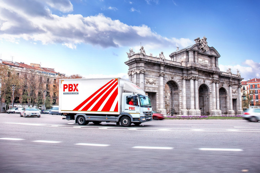 En la comunidad de Madrid, la compañía cuenta con unas instalaciones de 2000 metros cuadrados para realizar cross docking y una flota de 18 camiones de diferentes dimensiones para el reparto capilar