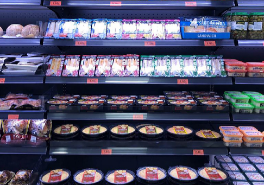 Las ventas de estos productos bajan durante estos días por ser un alimento que el cliente suele consumir fuera del hogar, como en el trabajo o en el parque, y que ahora se los prepara él mismo en ca