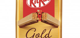Presentado en un  envoltorio dorado, KitKat Gold permite a los consumidores disfrutar de su tradicional barrita de chocolate con un toque innovador.