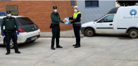 Entrega de gel hidroalchólico a cuerpos de seguidad en las instalaciones de Pernod Ricard España.