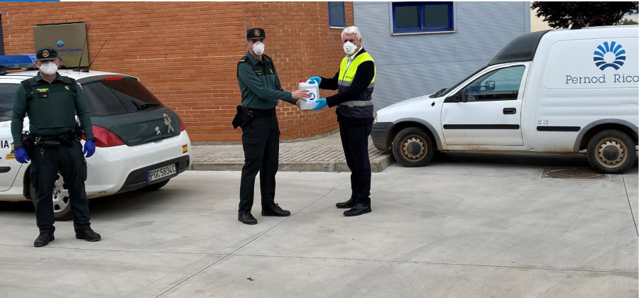 Entrega de gel hidroalchólico a cuerpos de seguidad en las instalaciones de Pernod Ricard España.