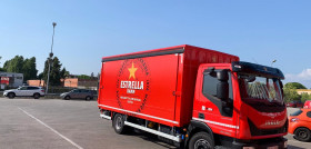 El servicio incluye cervezas, con marcas como Estrella Damm, Voll-Damm y Free Damm, agua Veri, cava, vinos, lácteos y otros productos de primeras marcas.