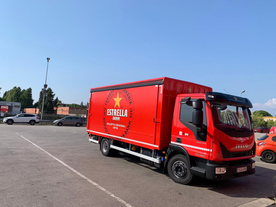 El servicio incluye cervezas, con marcas como Estrella Damm, Voll-Damm y Free Damm, agua Veri, cava, vinos, lácteos y otros productos de primeras marcas.
