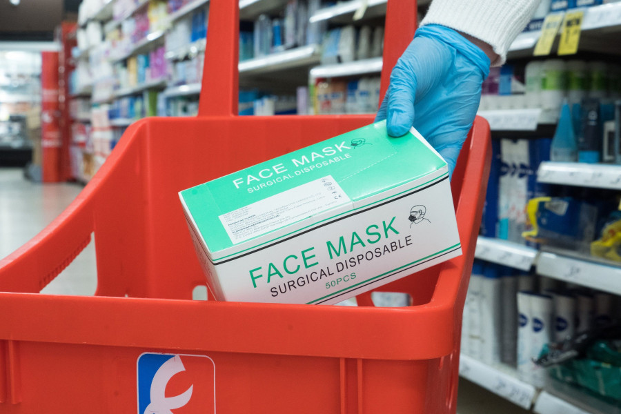 También comienza a suministrar mascarillas a sus tiendas para facilitar su adquisición a los consumidores a un precio inferior al fijado por el gobierno como máximo.