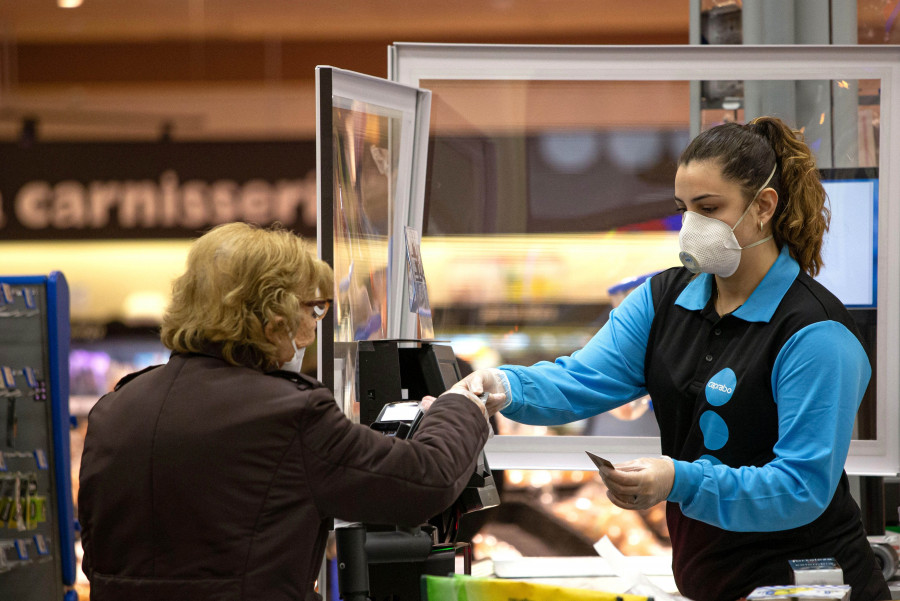 Caprabo ha creado 2.200 tarjetas para que los beneficiarios de la iniciativa hagan la compra en sus tiendas de Sabadell.
