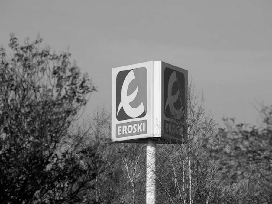 Repartirá a partir del lunes vales de descuento por valor de 48 euros a las 8.500 familias pertenecientes a Hirukide que podrán canjear en toda la red comercial a través de Eroski Club.