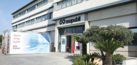 La empresa valenciana ha adaptado sus procesos para fabricar parte de las mamparas protectoras que la compañía de supermercados ha instalado recientemente en su línea de cajas.
