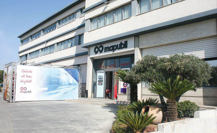 La empresa valenciana ha adaptado sus procesos para fabricar parte de las mamparas protectoras que la compañía de supermercados ha instalado recientemente en su línea de cajas.