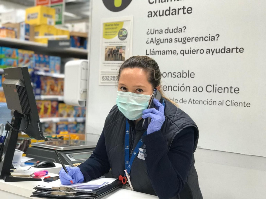 Además, se han establecido stands en los pasillos para atender y resolver todas las dudas de sus clientes y a su vez, gestionar los pedidos telefónicos.