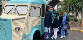 Diariamente el personal de Ybarra prepara 900 bolsas solidarias que son trasladadas por furgonetas para su reparto de manera ordenada a través de food trucks al aire libre.