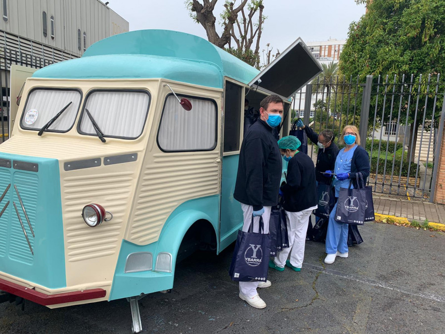 Diariamente el personal de Ybarra prepara 900 bolsas solidarias que son trasladadas por furgonetas para su reparto de manera ordenada a través de food trucks al aire libre.