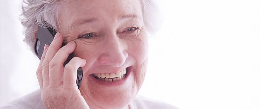 El programa “Ilumina una Vida” ha puesto a disposición de las personas de edad avanzada, una línea telefónica para brindarles escucha activa, apoyo y cariño.