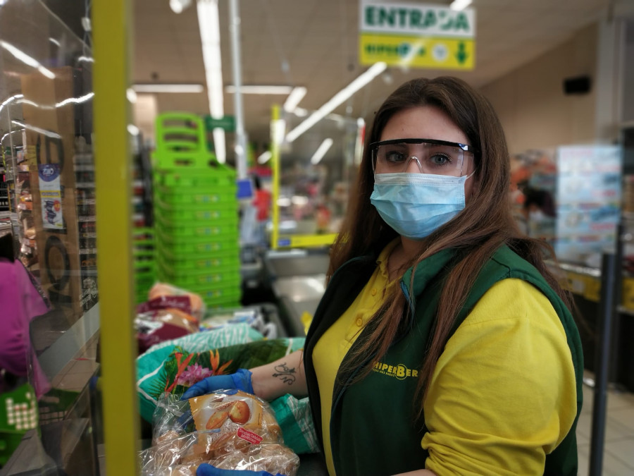 La empresa ha comenzado a entregar a su plantilla gafas de protección con el objetivo de evitar contagios.