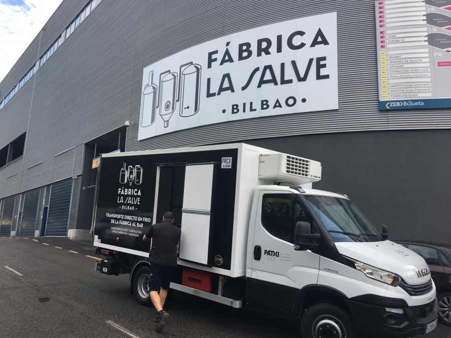La cervecera vasca pone en marcha una iniciativa para llevar cerveza a domicilio, a través de sus principales distribuidores Patxi Coop, Zuvillaga y Zurrut Edariak, con el objetivo de dar servicio a 