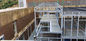 Los 18 equipos de climatización se están instalando en esta nueva unidad de cuidados intensivos del centro sanitario de Badalona, habilitada en un tiempo récord, que ampliará el parque de camas de
