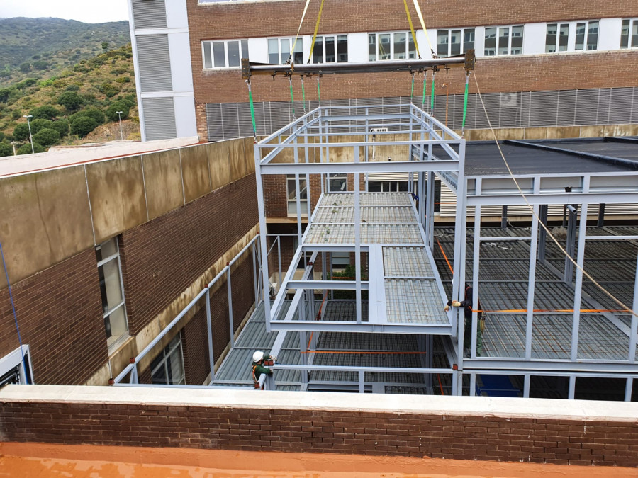 Los 18 equipos de climatización se están instalando en esta nueva unidad de cuidados intensivos del centro sanitario de Badalona, habilitada en un tiempo récord, que ampliará el parque de camas de