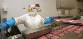 Los lotes contienen distintos alimentos como bocadillos con jamón curado, caña de lomo,  salchichón o chorizo, bebidas, snacks de mini fuet y fruta.
