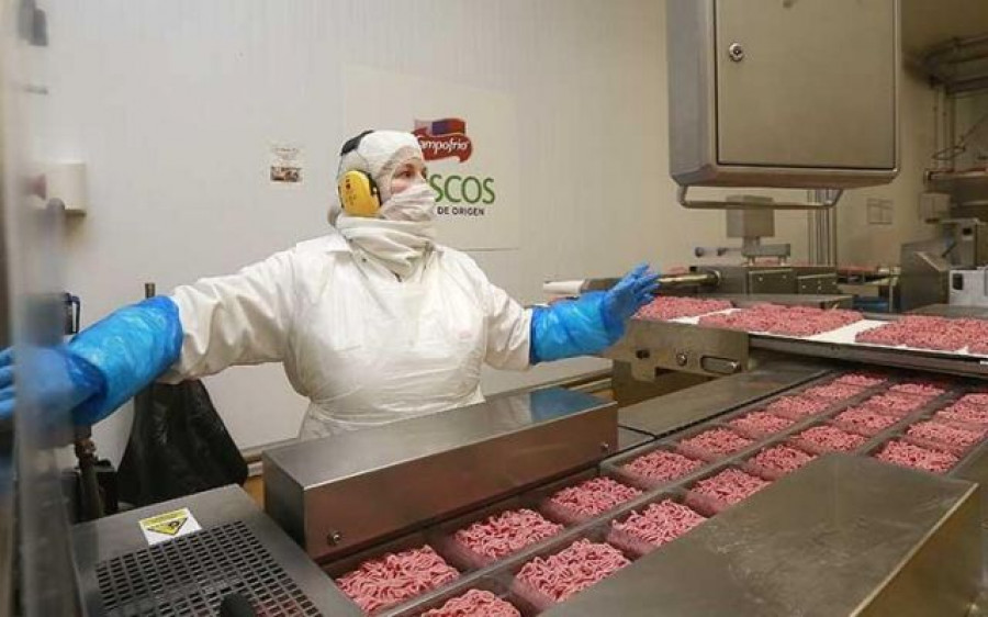 Los lotes contienen distintos alimentos como bocadillos con jamón curado, caña de lomo,  salchichón o chorizo, bebidas, snacks de mini fuet y fruta.