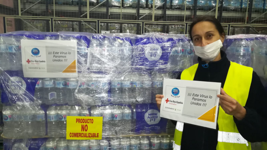 Nestlé ha hecho entrega, por medio de Cruz Roja y Aneabe, de agua mineral a los hospitales. Concretamente ya han recibido más de 50.000 litros de agua a través de botellas de 1,5 litros y de medio 