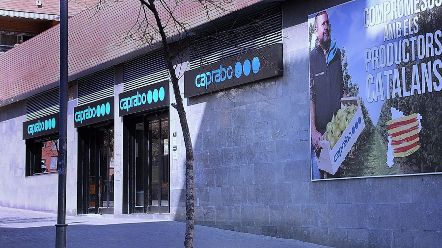 Caprabo ofrece sus 300 supermercados como vía para dar salida a la producción agrícola de proximidad.