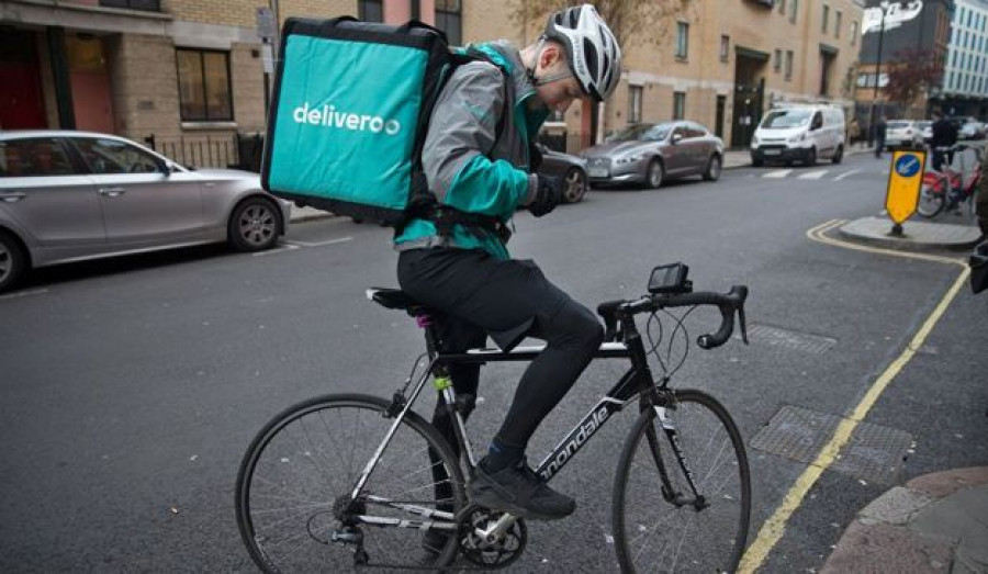 Unilever comercializará 25 referencias de cuidado personal, alimentación y helados a través Deliveroo Market.