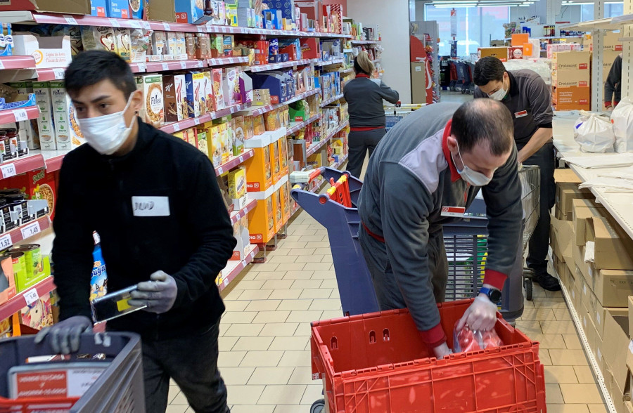 DIA cuenta con un total de 24.000 empleados y 2.000 franquiciados que emplean a 6.800 personas que trabajan en una red de 4.236 tiendas y 14 almacenes en toda España.